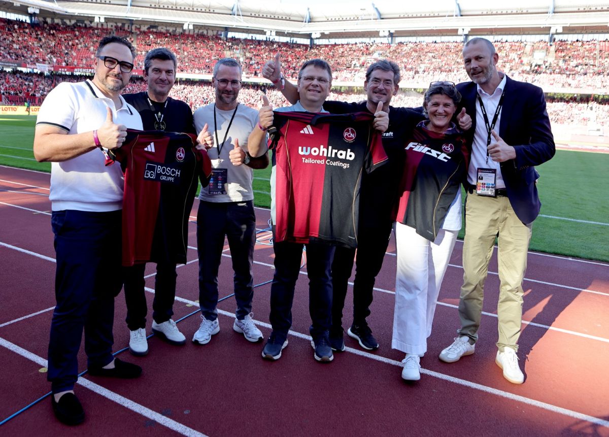 Die Sponsoren des ClubNachwuchs mit den neuen Trikots