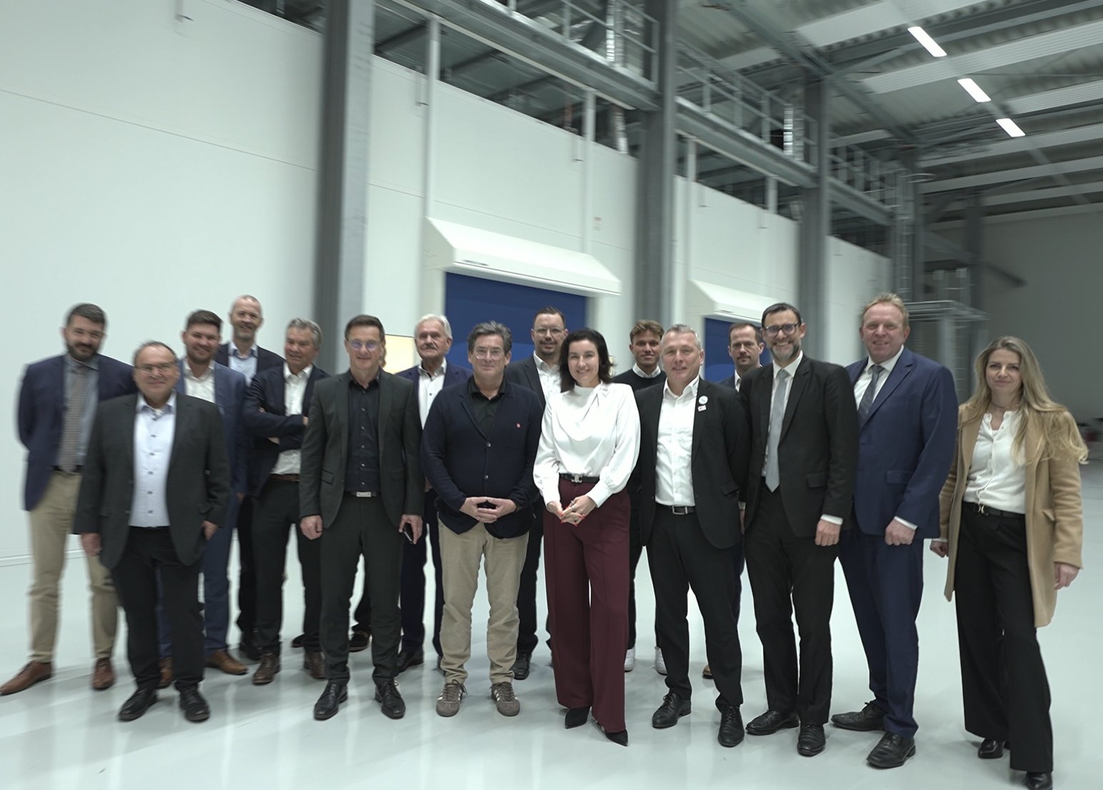 Die Delegation aus Politik und Wirtschaft in einer der Fertigungshallen bei toolcraft