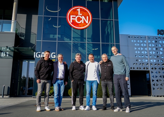 Verantwortliche des FCN und von toolcraft vor der Firmenfassade