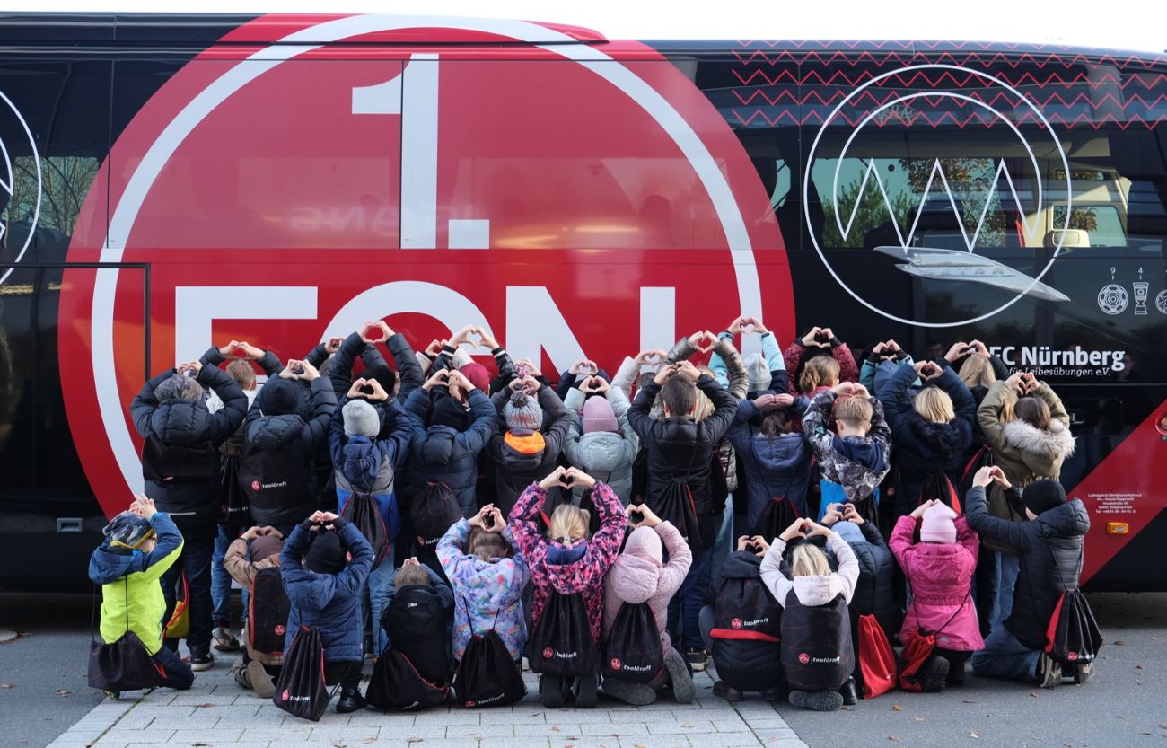 Kinder der toolcraft-Mitarbeiter vor dem FCN-Fanbus